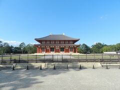 興福寺・中金堂。
境内の中央にで～んと建っていて、存在感アリアリです！