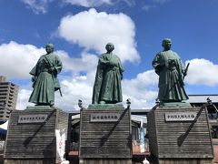 高知駅まで戻ってきました

駅前の「こうち旅広場」には大きな銅像が建っています。左から武市半平太、中央が坂本龍馬、右が中岡慎太郎の像