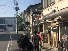 （翌朝）
朝ラーメン。あずま旅館のすぐ近くに「まこと食堂」というラーメン屋がある。朝から並んでいた。客は地元の人が多いが観光客もちらほら見かける。7時から営業している。