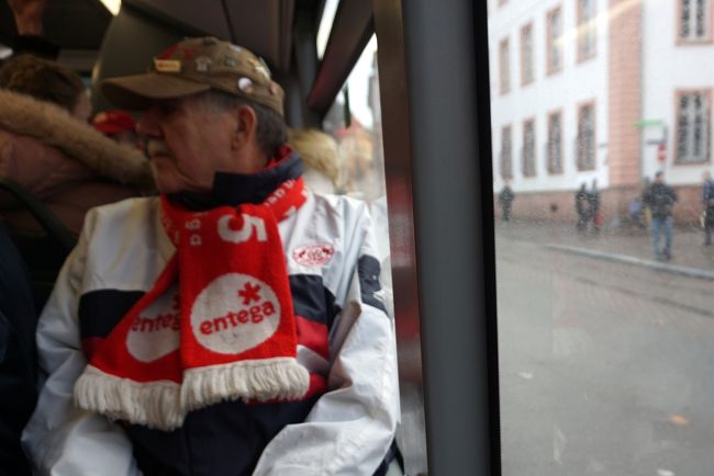 やってきたバスには、赤いマフラーをした人たちが。<br />この日は、マインツ対ドルトムントの試合だったようです。<br />久しぶりにブンデスリーガのサポーターの姿を見かけて、なんだか嬉しい。（^^）