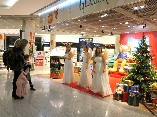 出国審査を抜けた所は免税店。<br />背中に羽をつけたオネエサンたちが、歌声を披露してくれました。