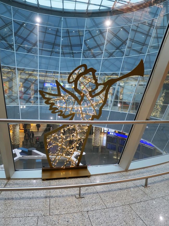 7月の旅行では、ガラス面にドイツ所縁の音楽家が描かれていました。<br />この時は天使。可愛いいね！<br /><br />（飛行機からモンブラン、メールドグラスも！リヨン～フランクフルト～羽田　プロヴァンス・リヨンの旅16）<br />https://4travel.jp/travelogue/11567126