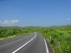 　秋芳洞からカルストロード(山口県道242号線)で萩方向へ。
さわやかな空気がいっぱいの大パノラマのカルストロードは、緩やかな起伏のあるカーブが連続するカルスト台地を南北に貫ぬいています。
　沿道沿いは、無数の白い石灰岩が並ぶ広大な草原が新緑に覆われ、特異な原野風景を見ることができます。