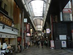 興福寺から近鉄奈良駅に戻ってきました。
「東向商店街」を歩いてみましょう。
平日のせいか、そんなに人通りも多くなくて、密じゃなくてヨカッタ...