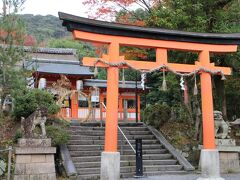 宇治上神社を後にして、歩いて平等院へと向かいました。途中の道路沿いに宇治神社の鳥居が見えましたが素通りです。「これはひょっとして宇治神社かも」とあわてて、立ち止まり、パチリ。団体旅行はみなさんに遅れないように気を使いますね。