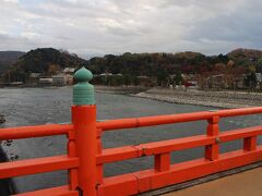 宇治川にかかる朝霧橋を渡ります。