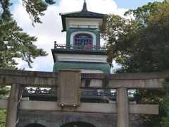 歩いて尾山神社へやって来ました。

神門は、西洋の建築を正式に学んでいない日本の大工が見よう見まねで洋風を取り入れて造った  擬洋風建築で、この神門もそのうちの一つ。
この門はそこに中国風のデザインが加わっている。

まるで竜宮城みたいですね。


