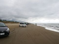 世界に数ヵ所ほど車で走行できる海岸があると言われており、ほとんどが海外で、そのうちの一つがナントとこの千里浜ドライブウェイだそうです。

とても貴重な砂浜のドライブウェイなんですね！


