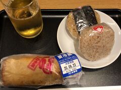 特急おおぞらが5分程度遅延したため南千歳駅にて当初予定の快速エアポートに乗り継ぐことはできませんでしたが、15分後の次発で新千歳空港に到着しました。
北海道へは先月も来たばかりなので特に買い求めるお土産もなく、いつもの「かま栄」のパンロール等必要最低限に留め、JGPに復帰したことから今回からまた入室できることとなったJALダイヤモンドプレミアラウンジで休憩します。