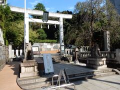 出口の横には「乃木神社」が鎮座しています。

写真は「一の鳥居」です。