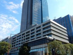 進行方向左側に見えてきたのが2007（平成19）年に開業した「東京ミッドタウン」です。