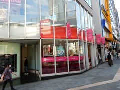 六本木交差点と言えば、喫茶「アマンド(ALMOND）」です。

バブル景気が終わる1990年代まで「待ち合わせ場所」として有名でした。