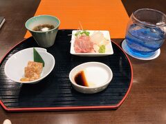 さっそくクーポンを使って、ホテルのレストランで天ぷら御前を注文しました。まずは小鉢３品と泡盛（琉球王朝）のロックです。