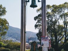 平和公園の一角にある「長崎の鐘」。
現在の浦上天主堂の鐘楼に戻された「アンジェラスの鐘」（原爆による破壊を免れた小さい方の鐘）よりもこちらの方が有名になっている。