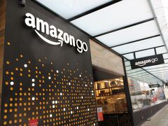 amazon goとは、アマゾンが運営する支払いの無いコンビニ♪
まぁ実際はあとでカード精算なんですけど、店内でお客さんが何の商品を手に取って、いくつ持ち帰ったのか？そしていくらなのか？を店内のモニターが自動で判断して、精算する完全無人化のキャッシュレスコンビニなのです(oﾟДﾟﾉ)ﾉﾅﾝﾔﾃｯ!?