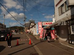 ので、駅を出てすぐ左手奥にある三角市場に入っていきましょう