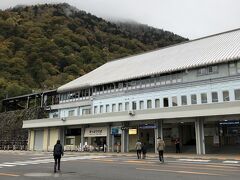 お腹を満たしたのちは一気に北上します。
安曇野を通り過ぎる辺りで若干雨脚も弱まって来たのでホテルは後回しにして黒部ダムへ行ってみることにしました。
と言う訳で一気に扇沢に到着です。
30分に1本の関電トンネル電気バスの発車時刻が迫っていたため、ターミナルからやや離れる無料駐車場は回避してターミナルすぐ近くの有料駐車場へ駐めました。