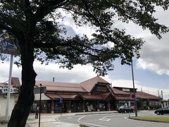 9時過ぎにチェックアウトし信濃大町駅へ向かいます。
最近ではどこの駅も建て替えで近代化され味気ないことこのうえない状況ですが、先月の釧路駅と同じく、できることなら残していただきたい駅舎です。