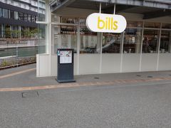 福岡三越から1キロ歩いてBills福岡に到着