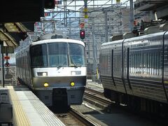 １０：２４　大分到着、次の列車まで少し乗り継ぎ時間があるので駅を出て大分アミュで少しお買いもの
１１：１０大分駅始発の宮崎空港行のにちりん９号が入ってきます