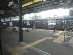 １１：５１　津久見駅に停車