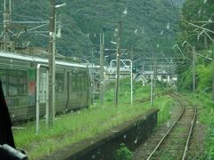 峠を越えて宮崎県に入り１２：５６　北川駅に列車交換の為に停車です。上り特急にちりん１２号が行きました。