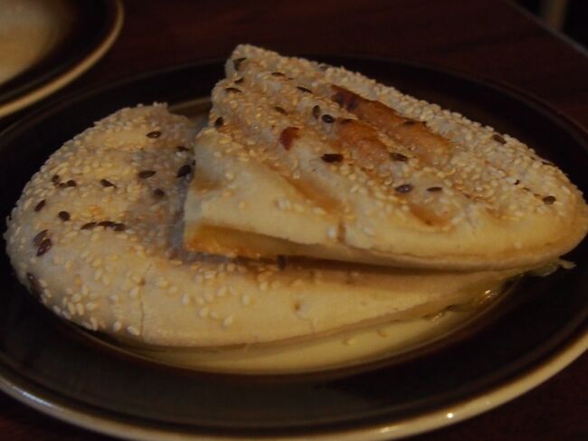 中世の城の中でお食事。<br />食べ物はあとで持ってきてくれるとのことで待っていたところ、<br />アジア人がわからなくなってしまったようで、中国人らしき人に声がけしているのが背中越しに聞こえ、こっちだよ～と。<br />ちなみに、こちらパニーニなのだが、レンチンです。