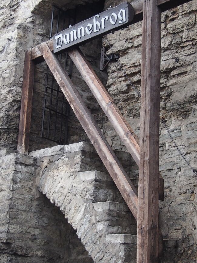 タリン旧市街を囲む城壁の内部にあるカフェ。<br />Dannebrog（ダンネブログ）。<br />めちゃめちゃ階段も道も細く、大柄な外国人とすれ違うときは大変でした。