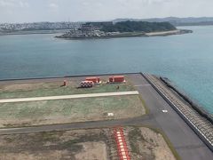 那覇空港第二滑走路着陸　奥に見えるのは瀬長島