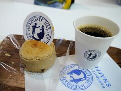 金森赤レンガ倉庫のスナッフルス。
200円で好きな味のチーズオムレットとミニコーヒーが頂けます！
キャッチケーキバー♪

カフェラテオムレットが美味しくて、お土産にも買っちゃいました。
小さい保冷バッグと合わせて1,052円。
地域共通クーポンを使わせて頂きました…！
