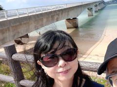 40分程ドライブして
まずは古宇利島へ向かいます。

今からこの橋渡ります。
古宇利大橋は無料で渡れる橋としては日本で2番目に長い橋。