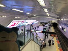 1時間ほどほろほろして、梅田阪急でお土産を買って新大阪に戻ることに。御堂筋線の駅は天井がアーチ形で背の高い独特なつくりをしています。世代的には東京の銀座線とさほど変わらない（第2次大戦前の建設）なのですが、手を伸ばせば天井に届きそうな窮屈な銀座線の駅とはずいぶん異なるモダンな感じがします