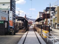 市電の終点である電停「石橋」。この写真の手前側で線路が止まっている。