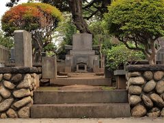 横山大観の墓
都立谷中霊園（谷中７丁目）の乙地区の、通称ひょうたん横丁通りに面しています。右隣はなんと鳩山家のお墓です。

因みに橋本雅邦の墓（江東区登録文化財）は江東区深川の日蓮宗玉泉院にあり、また菱田春草の墓は、飯田市役所に近い柏心寺にありますが、終焉の地の東京都東中野の大信寺にもあるそうです。
