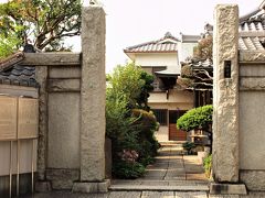 長安寺
臨済宗妙心寺派寺院のお寺です。老山和尚禅師（享保9年1724年寂）が開基。
江戸最古の七福神巡礼「谷中七福神」の寿老人が祀られている寺院として知られます。
また上野王子駒込辺三十三ヶ所観音霊場22番札所にもなっています。
墓地には、絵師の狩野芳崖と妻ヨシの墓所があります。日本の近代美術史に大きな足跡をのこし、上野の歴史にも関わりの深い人物の史跡として貴重です。
