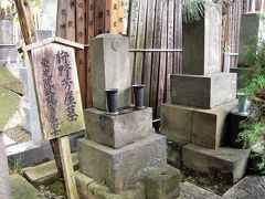 狩野芳崖の墓
谷中の長安寺に加納芳崖のお墓と板碑があり、それぞれ台東区の史跡と有形文化財に指定されています。
狩野芳崖（1828年2月- 1888年11月）は、幕末から明治期の日本画家で近代日本画の父といわれます。盟友の橋本雅邦と共に、日本画において江戸時代と明治時代を橋渡しする役割を担うと共に狩野派の最後を飾った絵師のひとりです。東京芸術大学美術学部の前身・東京美術学校の創立にも尽力した人物です。
