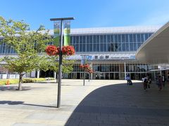 空港連絡バスでまずは富山駅へ。
小さな空港だからバスも飛行機発着に合わせて出発しています。