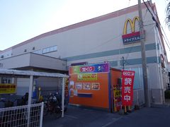 空港に戻る途中、寄り道したマクドナルド石垣サンエー店。
日本最南端・最西端のマクドナルドです。
最北端のマクドナルドのように、特にそれを示すオブジェなどはありませんでした。