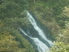 窓からオシンコシンの滝が見えたら、もうすぐウトロ温泉です。