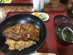 ちょうど土用の丑の日だったので、隣の駅で途中下車して鰻を食べようと思ったら、お昼前なのにもう売り切れ。伊勢神宮まで行ってからいただきました。