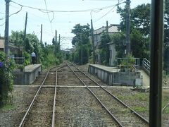 唯一すれ違い設備のある笠上黒生（かさがみくろはえ）駅。
タブレット交換のためにホームに駅員さんが立っている。