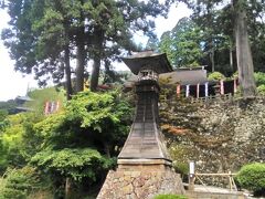 　とても大きくて立派な燈篭です。三重塔を造る木組みの研究のために建てられたそうです。石垣にも圧倒されます。まるでお城の石垣のようです。燈篭の左側に写真では見えませんが、黒田千年堂というお土産物屋さんがあります。そこの女性がとても親切な方で、パンフレットをくださり、高燈篭の説明をはじめ清水寺について詳しく話をしてくださいました。おまけに、清水羊羹とお抹茶をごちそうになりました。聞けば、黒田千年堂の奥様で羊羹の歴史やご主人、跡を継いだ息子さんのことまでも、話が弾みました。清水羊羹がとてもおいしくてお土産に買ったことは言うまでもありません。