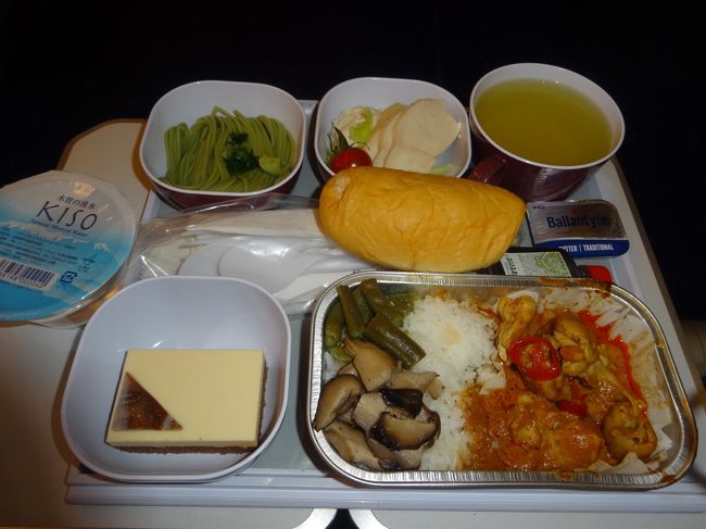機内食です。マッサマンカレーかな。安定のお味です。<br /><br />
