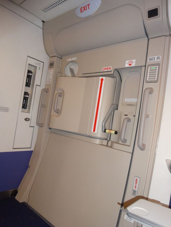 ドアです。<br />元CAなんで、知らないドアはちゃんと開け方をチェックしておきます。