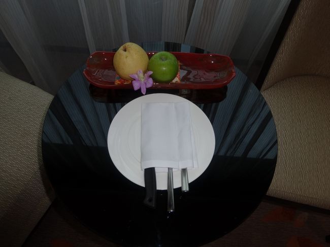 窓辺のテーブルにウェルカムフルーツがありましたが、あまりウキウキする内容ではないですね(;^_^）