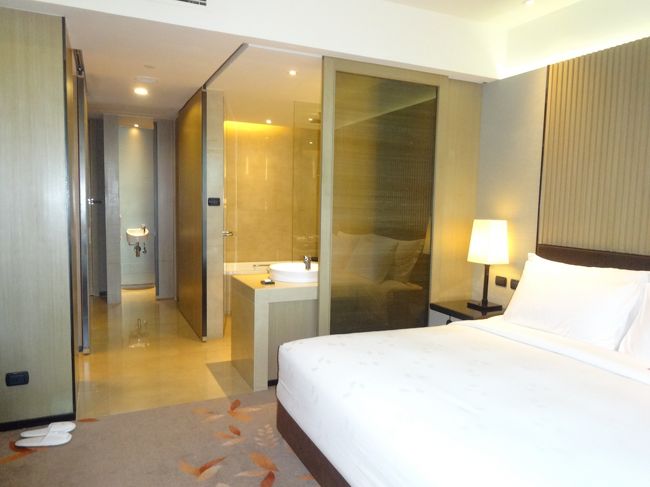 ベッドルームと水回りを仕切る、すりガラスの扉は可動式です。