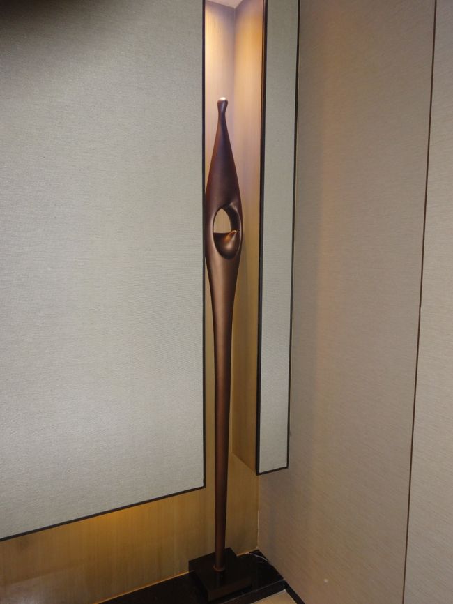 お部屋に入ります。こちらは入ってすぐのオブジェ。