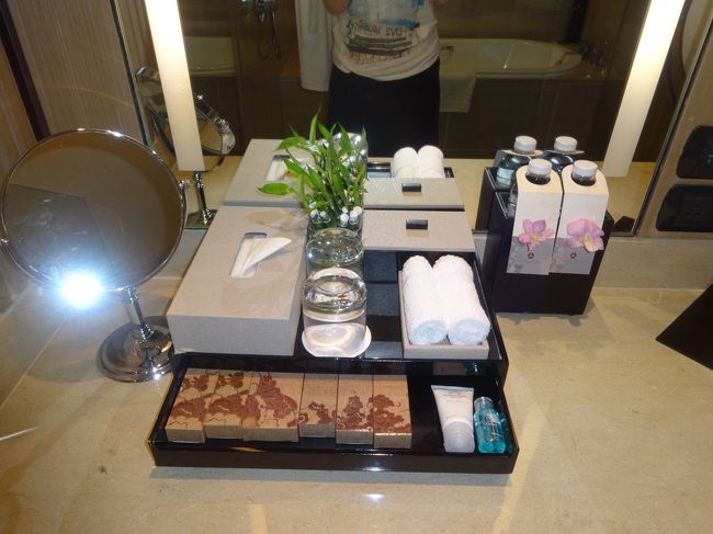 洗面台に揃えられたアメニティです。<br />箱に入った物たちは、底辺を揃えると、全体が一つの絵柄になるようになっていましたが、気づいたのはだいぶ後でした。だって、最初こうやって置いてあったんですもん～