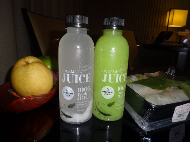 お部屋の写真を一通り撮り終えた後は、BTSで3駅お隣のプロンポン駅に行きます。私のバンコク滞在に欠かせないワットポーマッサージ直営サロンで2時間のタイマッサージを受け、エンポリウム内にあるグルメマーケットで食材を物色します♪<br />写真のフルーツジュースは大好きなアイテム。その他、お惣菜などを買ってきてお部屋で頂きました。<br />あとはゆーっくりお風呂に入って、お部屋でまったりしながら一日が終わります。