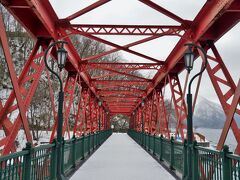 橋を渡った先も、湖畔に沿った公園になっていますが、この時期はけっこうな積雪があり、誰も踏み込んでいないので戻ることにします。